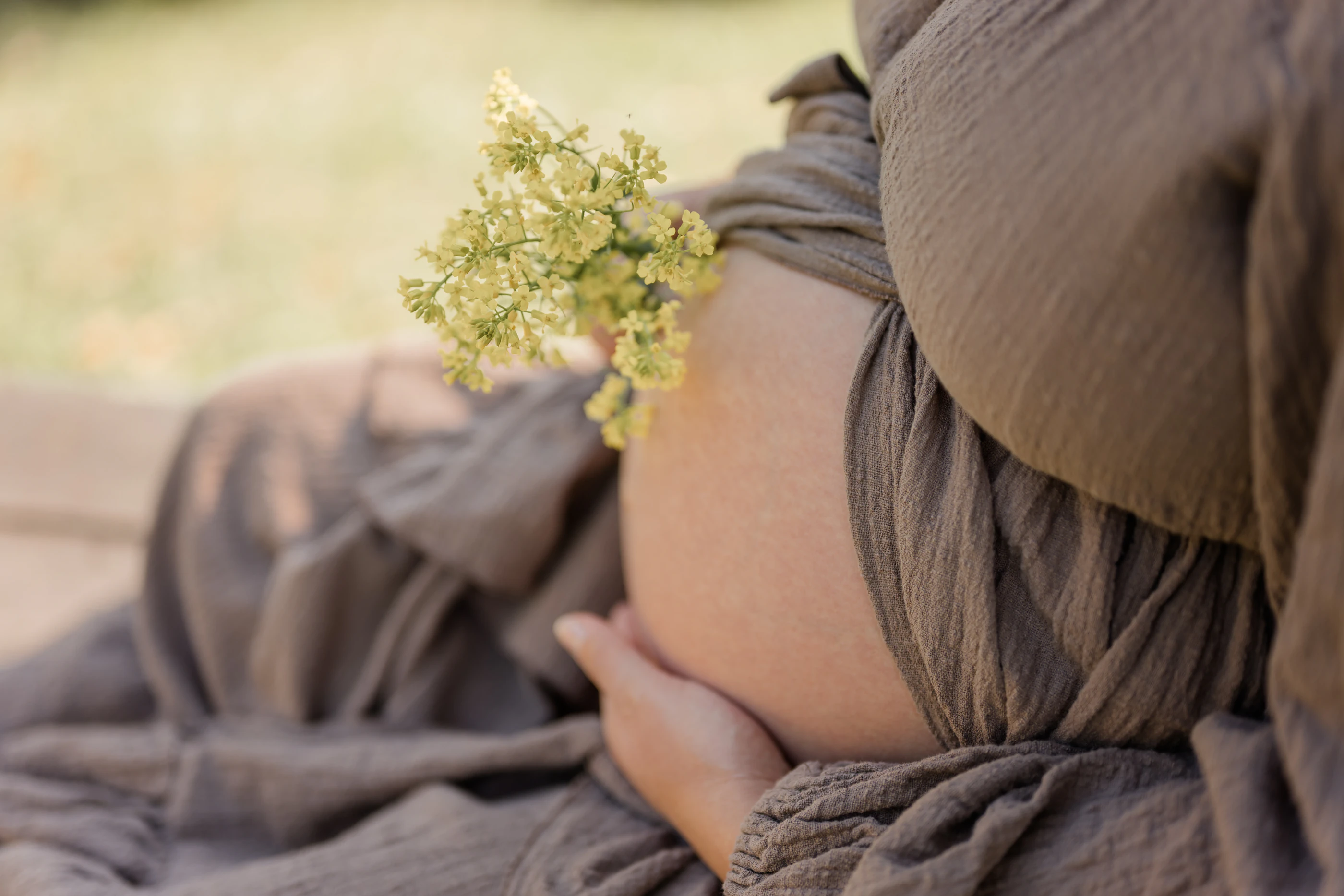 Mutter und Kind bei goldenem Sonnenuntergang