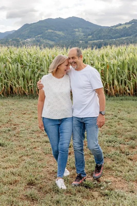 Verliebtes Paar beim Spaziergang im Rheintal