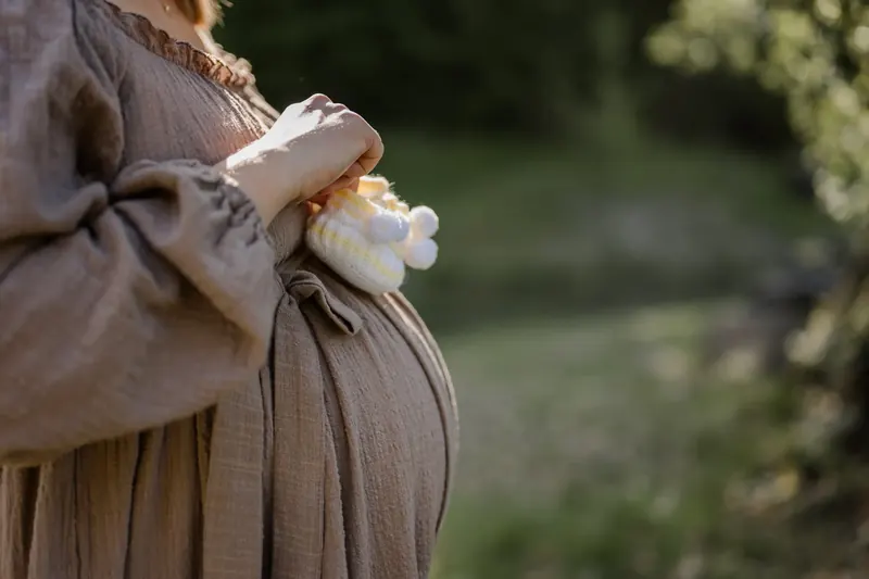 Babybauch bei weichem Tageslicht