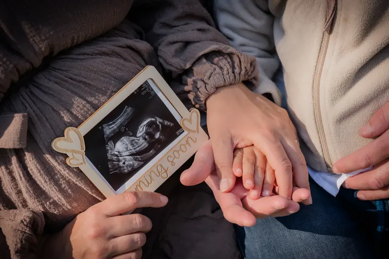 Babybauch im warmen Gegenlicht