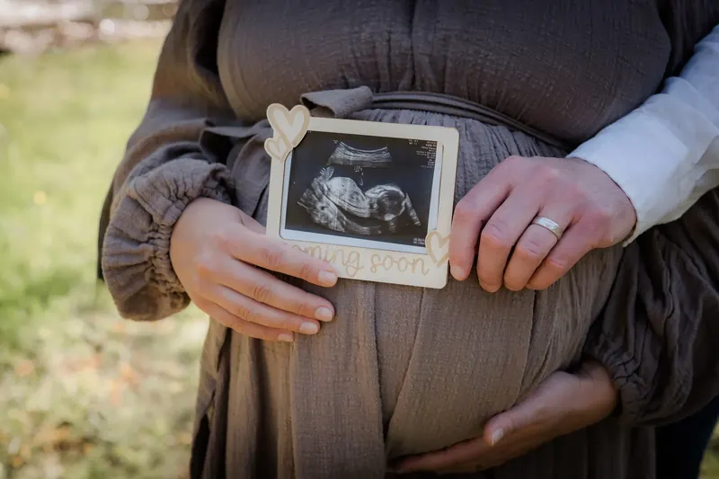 Babybauch-Aufnahme in weichem Licht