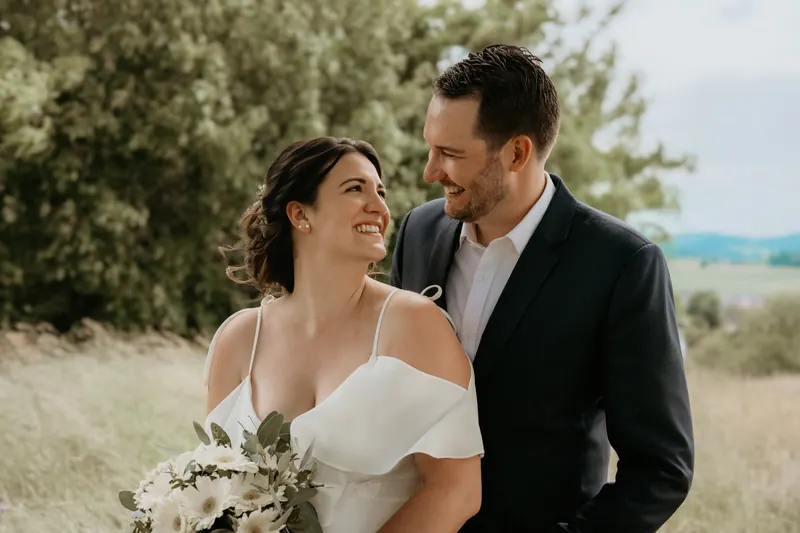 Liebevoller Hochzeitsmoment im Grünen