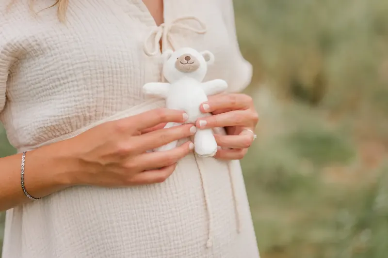Babybauch im weichen Nachmittagslicht