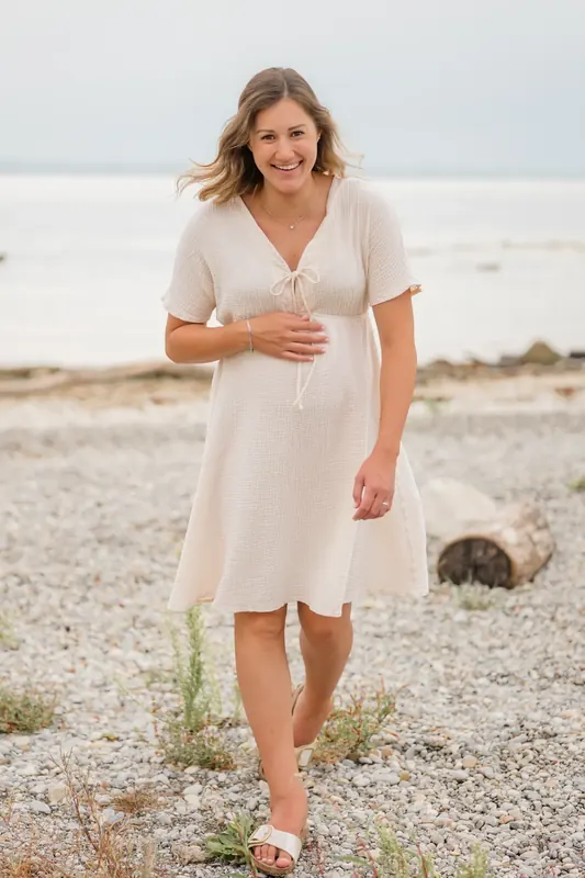 Babybauch-Portrait bei goldenem Licht