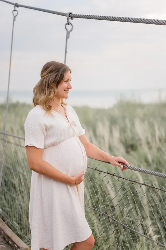 Babybauch-Fotografie in natürlicher Kulisse